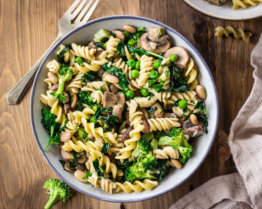 Creamy Pasta with Broccoli & Mushrooms (vegan & gf) | by vancouverwithlove.com