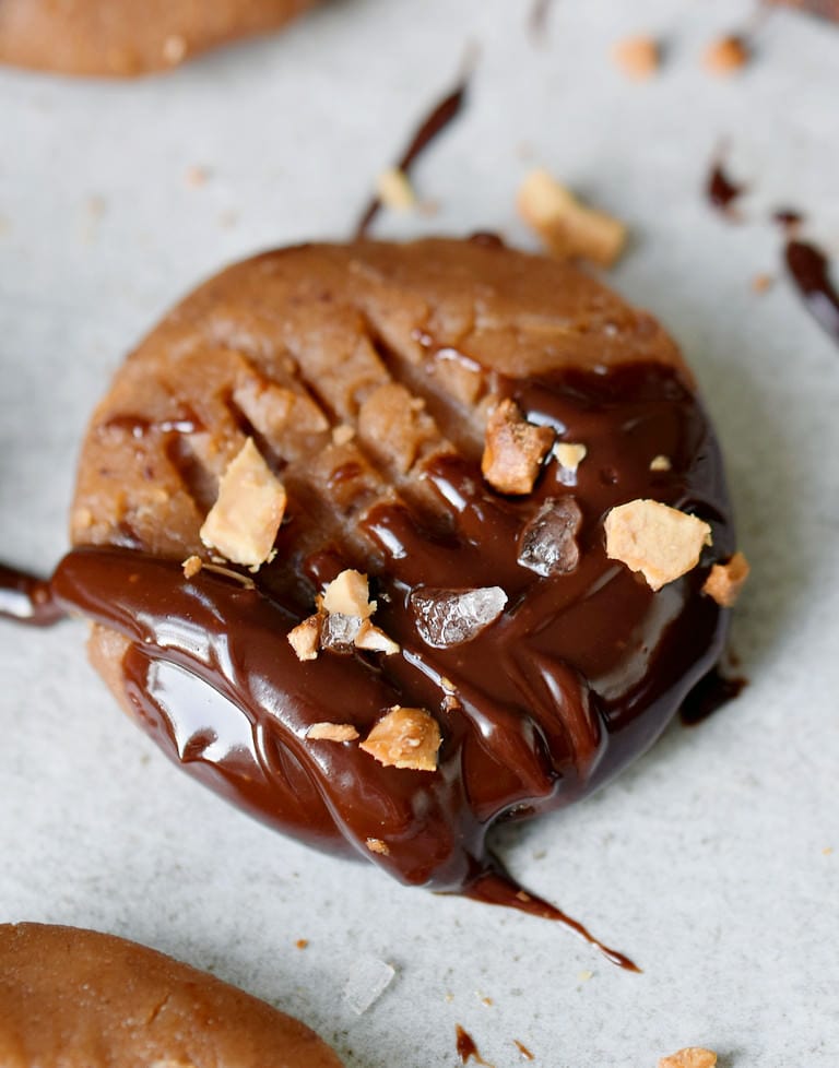 3-Ingredient Vegan Peanut Butter Cookies (GF, Easy) | elavegan.com